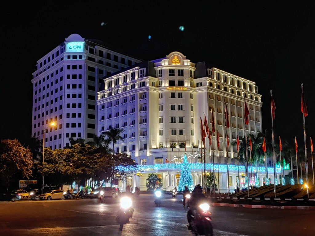 Mặt tiền khách sạn Best Western Pearl River về đêm