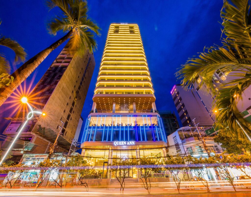 Khách sạn Queen Ann Nha Trang rực sáng về đêm trên đường Trần Phú