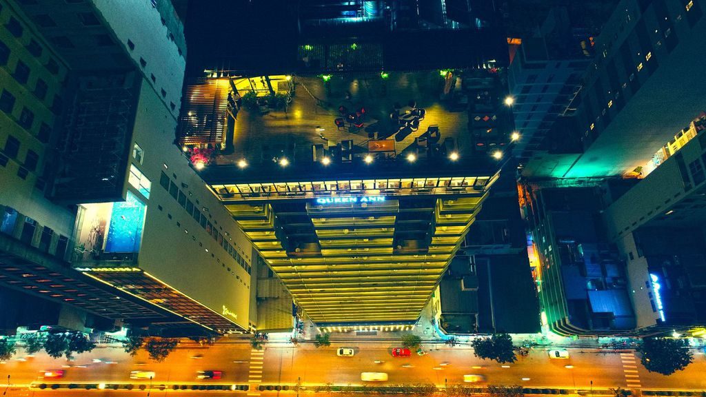 Queen Ann Hotel nhìn từ trên cao về đêm