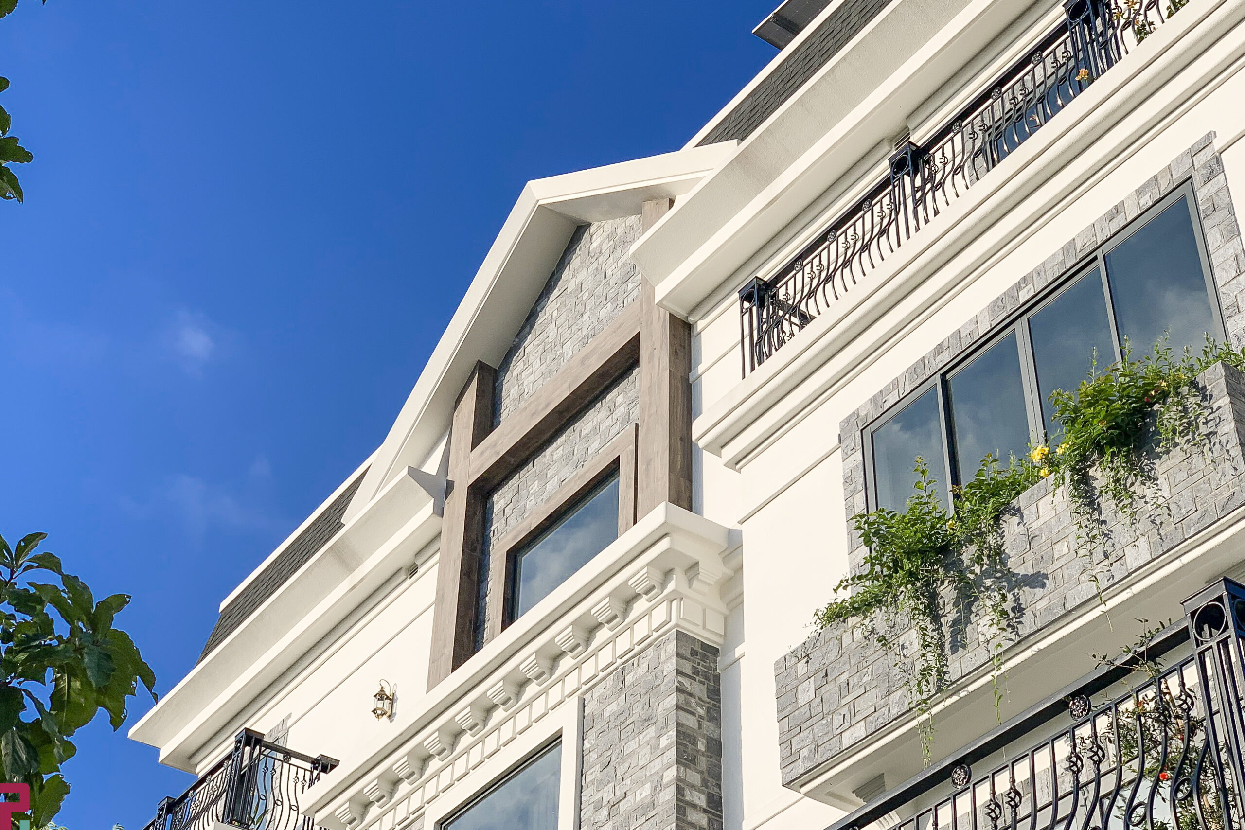 Chi tiết hoàn thiện biệt thự — đẹp lâu nhờ chọn vật liệu bảo trì được