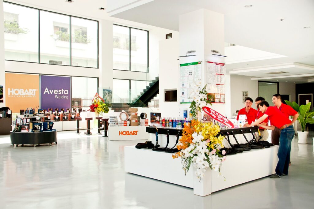 Không gian showroom Hòa Thịnh