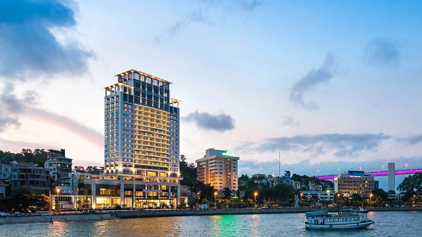 Wyndham Legend Ha Long Hotel bên bờ vịnh Hạ Long