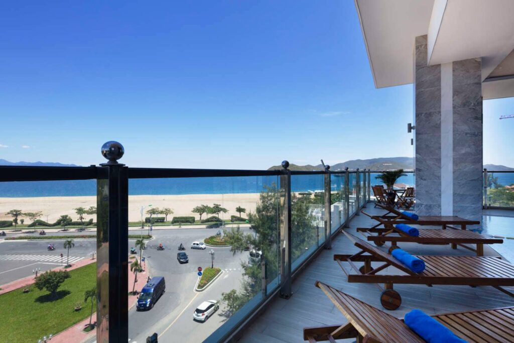 Ban công phòng nghỉ Xavia Hotel nhìn ra biển Nha Trang